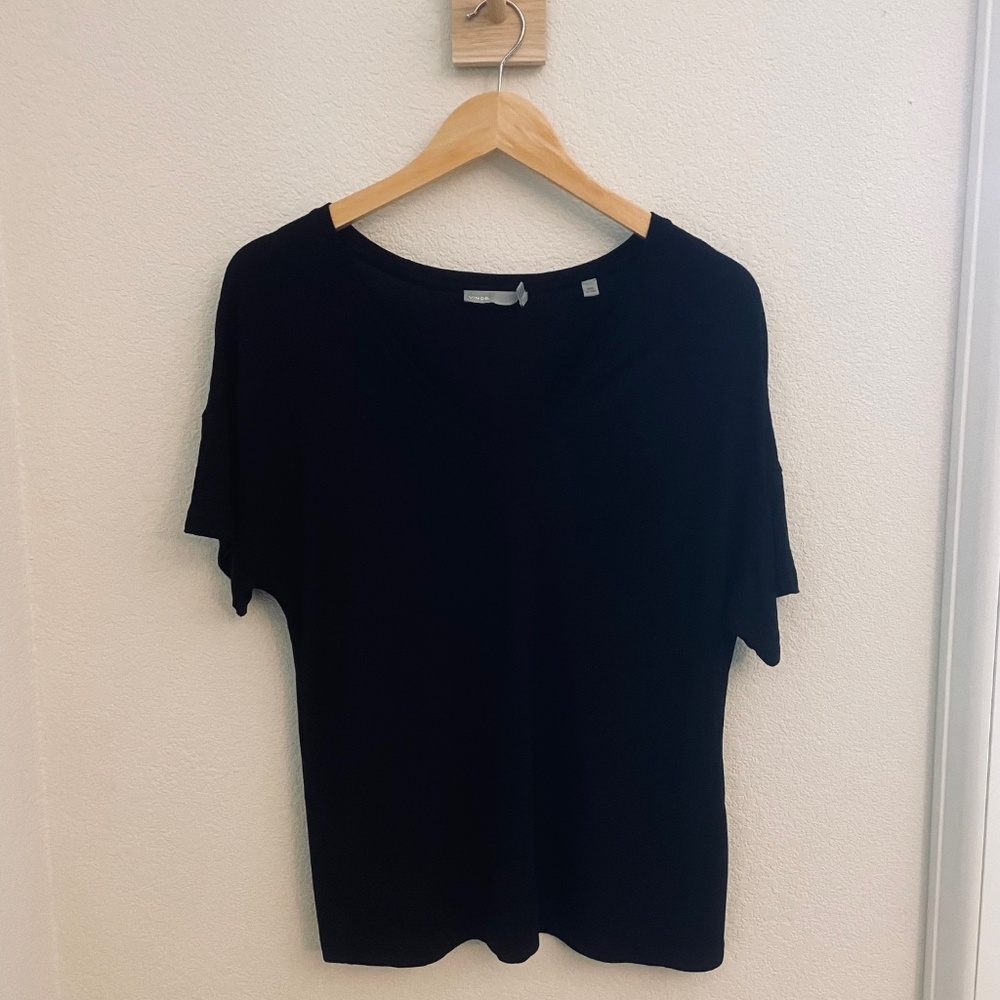 VINCE Black V-neck T-Shirt